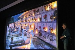 Sucht Reiner Harscher mit seinem Campingmobil einen Übernachtungsplatz für eine Nacht, dann hält er auch schon mal beim örtlichen Friedhof. Da gibt es immer fließendes Wasser. Und am Abend auch stimmungsvolle Foto-Motive. (Foto: Jens Gesper)