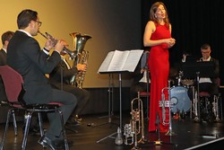 An der Seite des Blechbläserquintetts „philSW5“ präsentierte die Sopranistin Jana Marie Gropp in der ersten, eher klassischen Hälfte des Programms ohne Mikrofon...