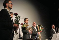 Nach dem Konzert nahmen die Musiker des Blechbläserquintetts „philSW5“, die Sängerin Jana Marie Gropp und Schlagezeuger Seungbum Kang die stehenden Ovationen des Publikums gern entgegen. (Foto: Jens Gesper)