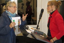 Nach dem Vortrag über „Klimakrise und Gerechtigkeit in den Philippinen“ gab es im Dritten Ort, der Berleburger Bücherei der Zukunft, noch die Möglichkeit mit der Bildungsreferentin Hannah Wolf (rechts) vom Philippinenbüro ins Gespräch zu kommen.
