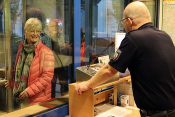 Wie immer stand auch in diesem Jahr vor der Literaturpflaster-Lesung im Berleburger Amtsgericht für Alle der Gang durch die Sicherheits-Schleuse, wo die Gründe fürs Piepen der Anlage genau geklärt wurden und Handtaschen durch einen kleinen Gepäck-Scanner mussten. (Foto: Jens Gesper)