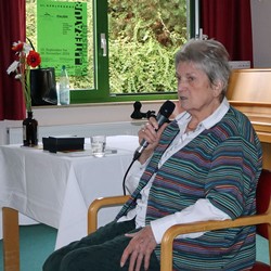 Zum Auftakt des 31. Berleburger Literaturpflasters brachte die Laaspherin Katja Heinzelmann im Altenzentrum „Haus am Sähling“ ihren Zuhörenden das diesjährige Gastland Italien in Märchen näher. (Foto: Jens Gesper)