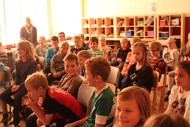 Schullesung: 'Der Riese, der mit dem Regen kam' von Stefan Boonen; Stefan Boonen liest in der Grundschule Dotzlar; Foto: Rikarde Riedesel