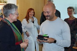 Susanne Halhuber, Fachbereichsleiterin „Bürgerdienste“ bei der Stadt Bad Berleburg, überreichte einen der begehrten Literaturpflastersteine an Lorenzo Coltellacci. (Foto: Jens Gesper)