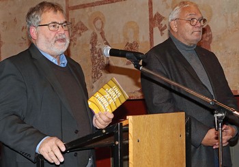 'Uns eint mehr, als uns trennt' - Dirk Spornhauer (links) und Martin Bräuer, die sich Beide beim Konfessionskundlichen Institut engagieren, freuten sich, dass sie für jeden Vortrags-Gast dieses Buch als Geschenk der Institution aus Bensheim dabeihatten. (Foto: Jens Gesper)