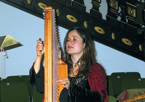 Arianna Savall Figueras begeisterte beim Schlosskonzert der Kulturgemeinde Bad Berleburg mit ihrem Gesang und an der Harfe. (WR-Bild: ab)