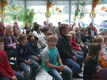 Im sehr gut besuchten Glaspavillon des Autohauses Kroh gab es für die jüngere Generation vieles zum Mitklatschen und -singen. (WP-Foto: Christiane Weinhold)