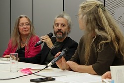 Übersetzerin Barbara Neeb (links) sorgte dafür, dass Rikarde Riedesels deutsche Fragen bei Gianni Solla landeten und dessen italienische Antworten zum Publikum kamen. (Foto: Jens Gesper)