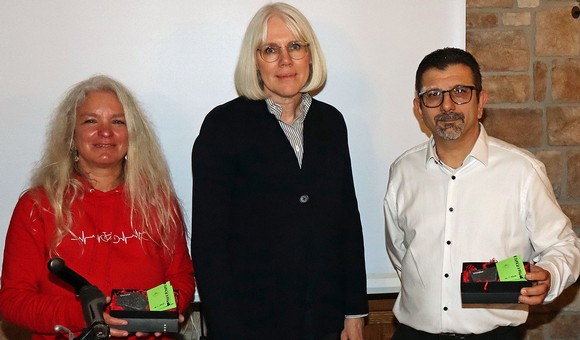 Christiane Biechele (Mitte) aus dem Planungs-Team des Berleburger Veranstaltungsreihe überreichte nach einem gelungenen Abend an Felicitas Hegemann und an Maurizio Cocina die beliebten Literaturpflastersteine. (Foto: Jens Gesper)