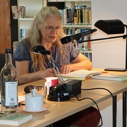 Genau wie Christiane Biechele und Ulla Belz übernahm auch Literaturpflaster-Organisatorin Rikarde Riedesel bei einigen der Gabriele-Clima-Termine den deutschsprachigen Leseteil. (Foto: Jens Gesper)