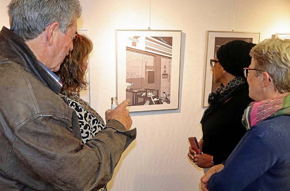 Die Zeichnungen von Archie Oclos konnte man jetzt in Bad Berleburg nicht nur im großen Rahmen sehen, sondern auch in seinem Buch 'Die Straßenkatzen von Manila'. (Foto: Stadt Bad Berleburg / Literaturpflaster)