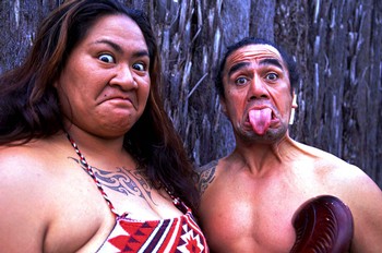Maori Paar beim 'Haka-Tanz'. (Foto: Dirk Bleyer)