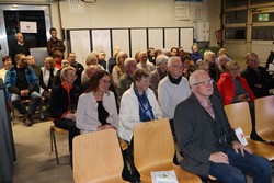 Rund 50 Besucherinnen und Besucher erlebten jetzt die Literaturpflaster-Premiere im Bildungszentrum Wittgenstein mit. (Foto: Jens Gesper)