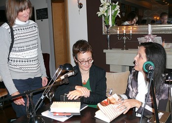 Nach einer unterhaltsamen Lesung aus ihren derzeitig drei Romanen, war Claudia Piñeiro (r.) mit Übersetzerin Kirsten Brandt (l.) gefragte Gesprächspartnerin. (WP-Foto: Christiane Weinhold)