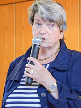 Katharina Heinzelmann trug niederländische und flämische Märchen im 'Haus Am Sähling' vor. (WP-Foto: Britta Prasse)