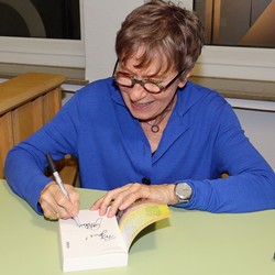 Gern gab die Bestseller-Autorin Gisa Pauly nach ihrer Literaturpflaster-Lesung im Berleburger Amtsgericht noch reichlich Autogramme. (Foto: Jens Gesper)