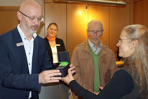 Kai Wunderlich, Vorstand der Volksbank Wittgenstein, erhält einen der beliebten Literaturpflastersteine. (Foto: Jens Gesper)