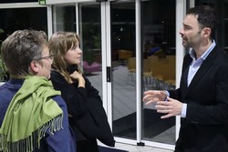 Ganz unkompliziert kamen Besucherinnen und Besucher des Berleburger Literaturpflasters auch nach der Lesung noch mit Maurizio Fiorino ins Gespräch. (Foto: Jens Gesper)