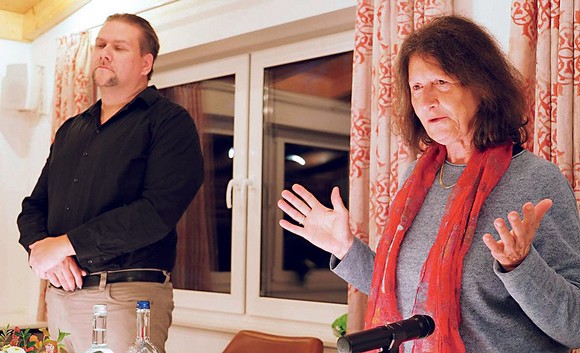 Stian M. Landgaard und Karin Nohr stellten sich und ihre Literatur im Abenteuerdorf Wemlighausen vor. (SZ-Foto: Guido Schneider)