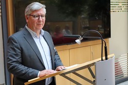 Axel Theuer begrüßte als Vorstands-Vorsitzender der Sparkasse Wittgenstein die Besucherinnen und Besucher bei der Literaturpflaster-Ausstellungs-Eröffnung. (Foto: Jens Gesper)