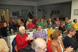 Rund 60 Menschen spendeten jetzt begeistert Beifall bei der Lesung im Foyer der EJOT-Holding. Gianni Solla und das Literaturpflaster-Team nahmen die Zuhörenden mit ins faschistische Italien der 1940er Jahre und in die Nachkriegszeit. (Foto: Jens Gesper)