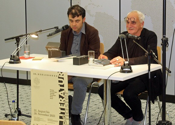 Zur ersten Lesung des Literaturpflasters waren die Lyriker José F.A. Oliver und Mario Martín Gijón im Foyer der EJOT-Holding im Berleburger Herrengarten zu Gast. (Foto: Stadt Bad Berleburg)