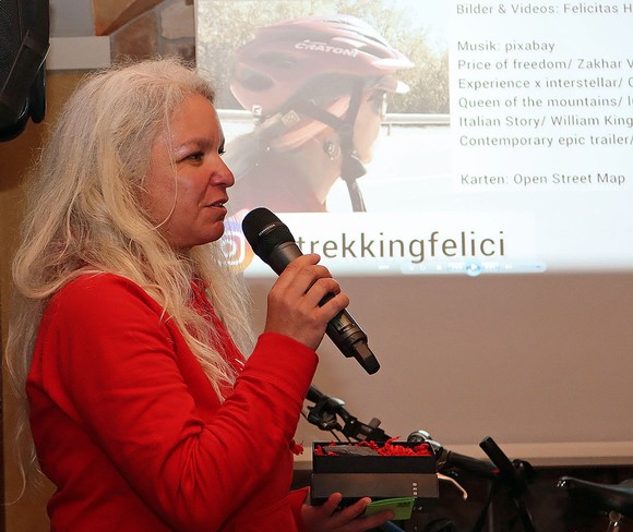 Während Felicitas Hegemann (rechts) auf ihrer Reise immer einen Bogen um große Menschen-Ansammlungen machte, sorgte sie mit ihrem Vortrag selbst für eine. (Foto: Jens Gesper)