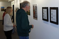 Einblicke in das Italien von heute gewährt die Foto-Ausstellung, die im Literaturpflaster-Rahmen noch bis zum Weltspartag in der Berleburger Hauptgeschäftsstelle der Sparkasse Wittgenstein zu besuchen ist. (Foto: Jens Gesper)