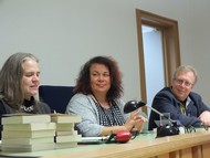 Lesung: ‚Wer ohne Schande ist‘ von Leena Lehtolainen; Rikarde Riedesel (Moderation), Leena Lehtolainen und ??? im Amtsgericht Bad Berleburg; Foto: Imtraud Treude (WP)
