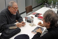 Nach der Literaturpflaster-Lesung bestand wie gewohnt die Möglichkeit, mit dem weitgereisten Schriftsteller, diesmal Jose Dalisay, ins Gespräch zu kommen...