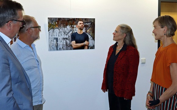 Einblicke in das Italien von heute gewährt die Foto-Ausstellung, die in der Berleburger Hauptgeschäftsstelle der Sparkasse Wittgenstein zu besuchen ist. (Foto: Jens Gesper)