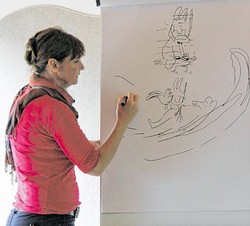 Die Zeichnerin Béatrice Rodriguez gastiert unter anderem vor den Kindern in der Kita Senfkorn und präsentiert ihre Arbeit. Unter anderem hat sie den 'Hühnerdieb' gezeichnet. (WP-Foto: Ute Schlapbach)