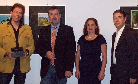 Am Abend der Vernissage (v. l.): Fotograf Michael Agel, Bürgermeister Bernd Fuhrmann, Rikarde Riedesel (Literaturpflaster) und Matthias Wagner K. (SZ-Foto: Anja Helmbrecht)