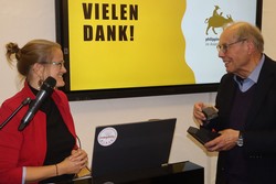 Bildungsreferentin Hannah Wolf vom Kölner Philippinenbüro erhielt von Otto Marburger aus dem Organisations-Team einen Literaturpflasterstein.