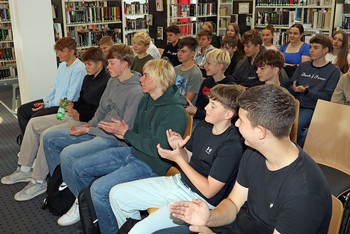 Kommunizieren gehe über die Sprache, aber auch über die Augen. Und so nimmt Gabriele Clima auch bei seinen Ausführungen in der Berleburger Realschule immer wieder Blickkontakt mit den Zuhörenden auf. (Foto: Jens Gesper)