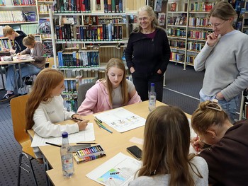 Interessiert und mit Freude nahmen Rikarde Riedesel als Literaturpflaster-Hauptorganisatorin und Anne Warratz-Ermert, Kunstlehrerin vom Johannes-Althusius-Gymnasium, die Arbeiten selbst und die Begeisterung der Jugendlichen wahr. (Foto: Jens Gesper)