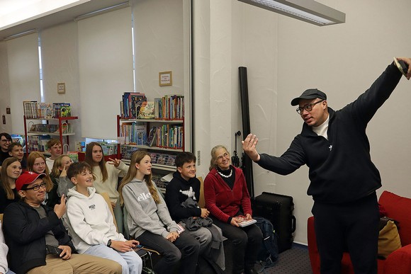 Paolo Herras schickte nach dem Graphic-Novel-Workshop ein Selfie über seine Social-Media-Kanäle auf die Philippinen und in die Welt. (Foto: Jens Gesper)