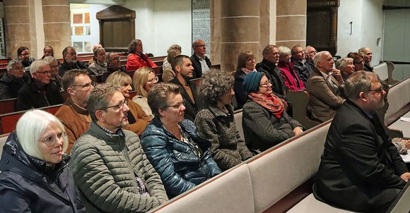 Drei Dutzend Zuhörerinnen und Zuhörer haben sich am Reformationstag auf den Weg zur Raumländer Kirche gemacht, um auf dem Literaturpflaster etwas über die Rom-Reise von Martin Luther zu hören. (Foto: Jens Gesper)