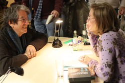 Beim Bücher-Signieren hatten alle Besucherinnen und Besucher die Möglichkeit, mit Maddalena Vaglio Tanet ins Gespräch zu kommen. Ihre hervorragenden Deutsche-Kenntnisse machten das einfach. (Foto: Jens Gesper)