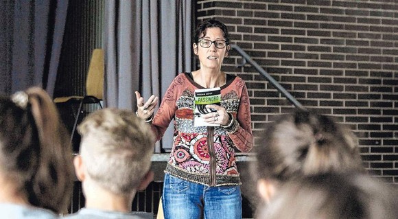 Die niederländische Jugendbuchautorin Mirjam Mous gastiert in diesen Tagen an den weiterführenden Schulen in Bad Berleburg und stellt im Rahmen des Literaturpflasters ihre Werke der Zielgruppe vor – Jugendlichen. (SZ-Foto: Björn Weyand)
