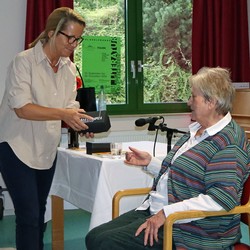 Jenny Henk (links) dankte als Leiterin der Berleburger Kreisvolkshochschul-Zweigstelle und als Teil des Literaturpflaster-Planungs-Teams Katja Heinzelmann für die märchenhafte Einstimmung auf Italien bei dieser VHS-Veranstaltung. (Foto: Jens Gesper)