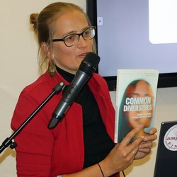 Hannah Wolf vom Philippinenbüro in Köln hatte für die Zuhörenden auf dem Literaturpflaster auch noch einen Lektüre-Tipp dabei.