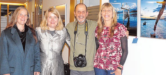 Ita Kirsch und Simone Bala Blauth haben ihr Lieblingswerkzeug Fotokamera immer griffbereit, um Schnappschüsse sofort festhalten zu können. Von ihrer Fotokunst sind Rikarde Riedesel (l.) und Dr. Andrea Brockmann (2. v. l.) restlos begeistert. (WP-Foto: Christiane Sandkuhl)
