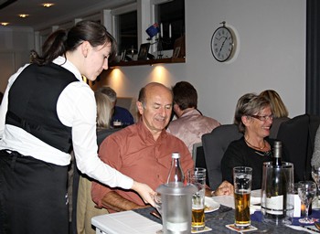 Vier Gänge feinster neuseeländischer Spezialitäten zauberte das Team der 'Alten Schule' am Freitag zum Spezialitätenabend des Literaturpflasters auf den Tisch. (WIPO-Foto: A. L. Krämer)