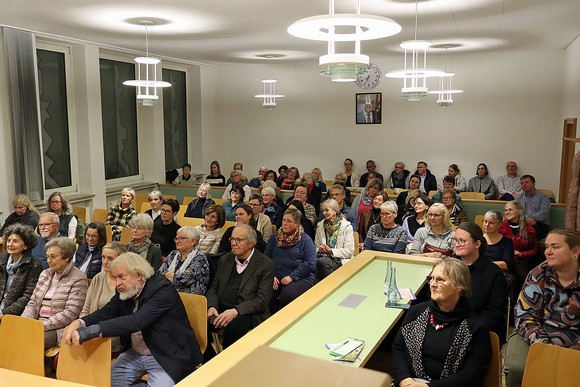 Zuhörerinnen und Zuhörer hatten sich auf den Weg zur Krimi-Lesung ins Berleburger Amtsgericht gemacht - und waren durch die Bank weg begeistert. (Foto: Jens Gesper)