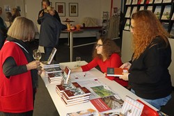 Der Büchertisch der Firma MankelMuth fand natürlich auch diesmal wieder einen Platz im Foyer der EJOT-Holding im Berleburger Herrengarten, einem der perfekten Literaturpflaster-Lesungsorte.