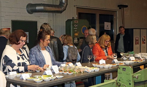 Wie schon im vergangenen Jahr hielt das Bildungszentrum Wittgenstein für die Literaturpflaster-Gäste ein ganz außergewöhnliches Ambiente fürs Essen bereit. (Foto: Veranstalter / Jens Gesper)