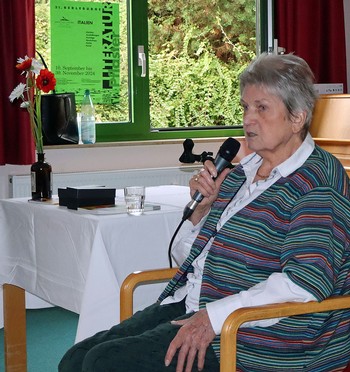 Zum Auftakt des 31. Berleburger Literaturpflasters brachte Katja Heinzelmann im 'Haus am Sähling' ihren Zuhörenden das Gastland Italien in Märchen näher. (Foto: Jens Gesper)