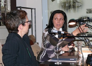 Die Übersetzerin und Lektorin des Unionsverlages (l.), Kirsten Brandt, begleitet die Autorin Claudia Piñeiro (r.) während ihrer Lesereise durch Deutschland. (WP-Foto: Christiane Weinhold)
