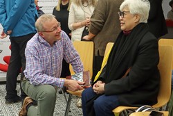 ... oder aber sogar mit dessen Ehefrau June, die vor knapp 40 Jahren mit ihrem Mann demonstrierte und jetzt mit ihm in Bad Berleburg war.